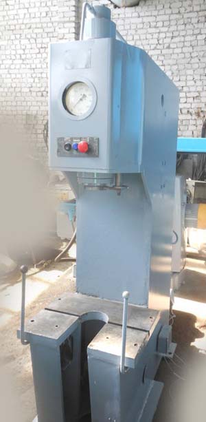 П6324 Фото гідравлічного пресса одностоечного